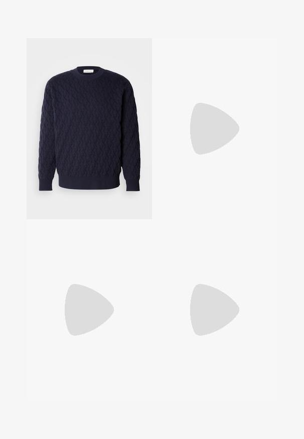 Granatowy sweter dzianinowy z wzorkiem teksturowym, z okrągłym dekoltem oraz ribbami na mankietach i dolnej krawędzi. Minimalistyczny design bez widocznych logo.; BOSS - T-shirt basic; Beżowe bawełniane chinosy o prostym kroju, z zapięciem na guzik i przednimi kieszeniami. Gładka faktura bez widocznych wzorów czy akcentów.; Niebieskie zamszowe sneakersy z białą gumową podeszwą, sznurowana konstrukcja, zaokrąglony nosek i kontrastowe, brązowe wnętrze. Subtelne detale w przeszyciach.