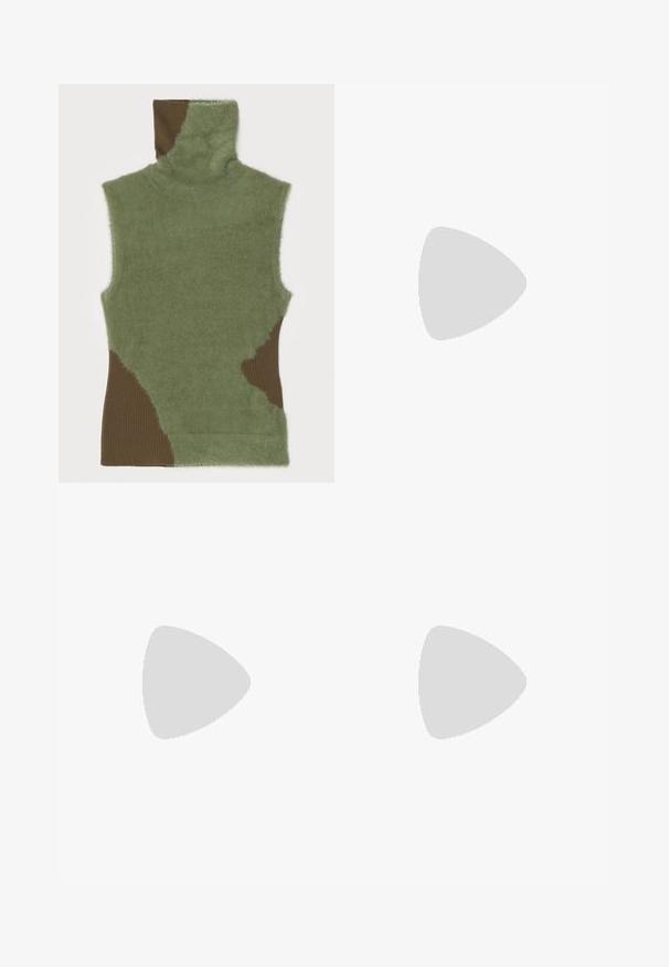 MM6 Maison Margiela TOP - Maglione - sage; Pantaloni neri a gamba larga con frontale piatto, chiusura a bottone e trama di tessuto liscia. Presentano un taglio dritto e linee nette.; Stivale alla caviglia in pelle nera con punta affilata, sottile tacco a stiletto e superficie liscia. Design minimalista senza hardware o accenti visibili.; Borsa tote in tessuto nero con un design unico a forma di V e una texture liscia. Presenta un manico corto con dettagli hardware minimalisti.