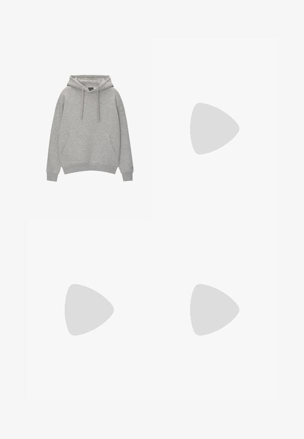 Hoodie gris clair en mélange de coton doux. Il présente une grande poche frontale, une capuche avec cordon de serrage, des poignets côtelés et une coupe décontractée.; Pantalon en coton noir avec une coupe décontractée, dotés d'une taille classique, de plis à l'avant et de poches latérales. Texture lisse sans motifs.; Bateau en cuir marron foncé avec un profil bas, comportant des œillets en laiton et des coutures contrastées, une semelle en caoutchouc plate et une finition texturée.; Lunettes de soleil en écaille de tortue avec verres gris et monture carrée, dotées d'accents métalliques sur les branches et d'un logo intégré dans le design.