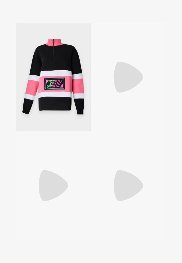 Sweatshirt colorat cu guler tip jumătate fermoar; prezintă panouri negre, roz și albe; logo-ul brodat "SKIGLITZ" în culori vibrante.; Hanorac cu mânecă lungă, de culoare verde deschis, cu guler rotund, dintr-un material texturat, care prezintă branding-ul repetat "STIEGLITZ" pe întreaga suprafață.; Leggings negre din material elastic, cu un talie înaltă și branding vertical colorat pe șoldul stâng, în nuanțe de roz și verde.; Cizme albe Moon Boot cu partea superioară din blană sintetică, șireturi în față și talpă din cauciuc. Finish texturat și logo embossed pe lateral. Design chunky, căptușit.