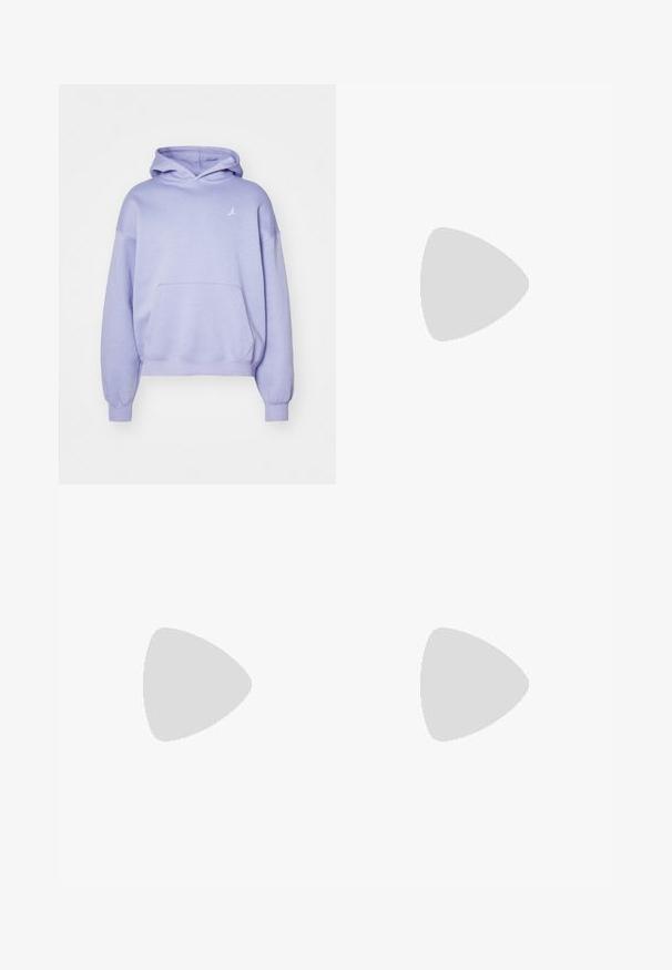 Šviesiai violetinė džemperis su gobtuvu, pagamintas iš minkštos medžiagos, su priekiu kišene ir mažas baltas logotipas ant krūtinės. Gobtuvas turi dvigubo sluoksnio dizainą.; Balta medvilninė marškinė su dideliu oranžiniu "NIKE" logotipu ir žaliais užrašais, kuriais parašyta "SPORTSWEAR ENGINEERED" bei papildomomis specifikacijomis.; Balti trumpai su elastinga liemene ir raiščiu, pateikti prieš paprastą šviesią fono. Tinka kasdienei ar šiltam orui.; Balti sportiniai bateliai su juodais akcentais ir žalia amortizacija. Turi tekstūruotą viršutinę dalį, raištelių užsegimą ir matomą prekės ženklą.