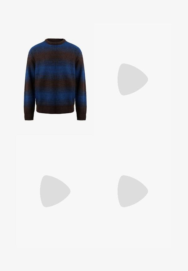 Braunblauer Strickpullover mit geripptem Struktur, featuring horizontale Streifen und einem Rundhalsausschnitt. Lange Ärmel mit gerippten Bündchen.; Graue Baumwoll-Loungehosen mit elastischem Bund, Kordelzug und zwei seitlichen Taschen; gerader Schnitt, weiche Textur, ohne Muster.; Beige Wildleder-Ankle-Boot mit schwarzem gepolstertem Kragen, goldenen Metallösen, weißen Nähdetalben und einer robusten Gummisohle mit ausgeprägtem Profil.; Sonnenbrille mit einem schlanken, hellgrauen Kunststoffrahmen, umschließendem Design, dunklen Gläsern und einer glatten Oberfläche. Mit minimaler Markenkennzeichnung an der Seite.