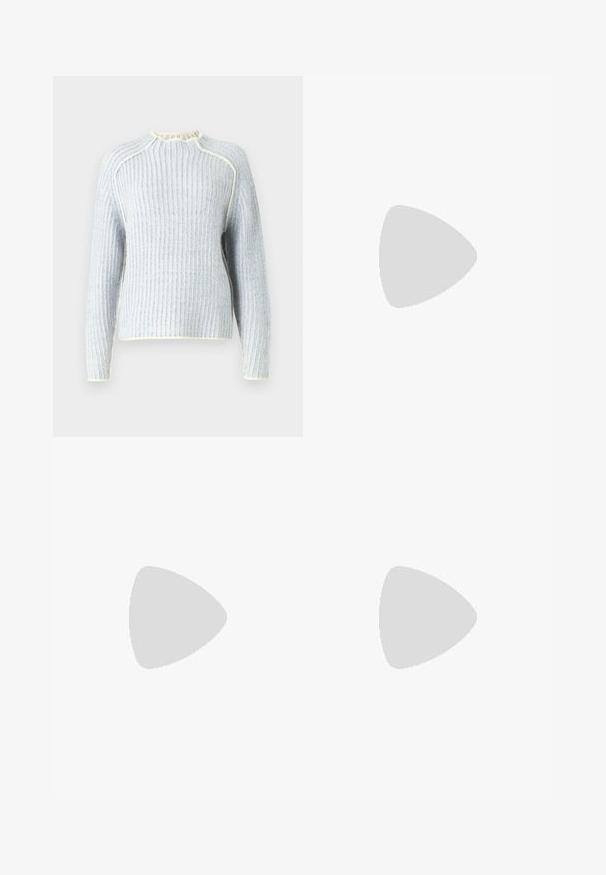 JJXX JXMAGHNA - Pulover - skyway; Široke jeans hlače z gradientom od svetlo do temno modre, visokim pasom, zankami za pas in pasom iz istega materiala. Tekstura denim končnica.; Bele platform tenisice izdelane iz gladkega sintetičnega materiala, z zaobljenim prstom, sistemom vezalk in teksturiranim gumijastim podplatom. Črn dodatek na peti.; Par UV lesnikih očal s svetlo modrimi prozornimi okvirji in temno sivimi lečami, ki imajo ravne ročke in minimalne detajle opreme.