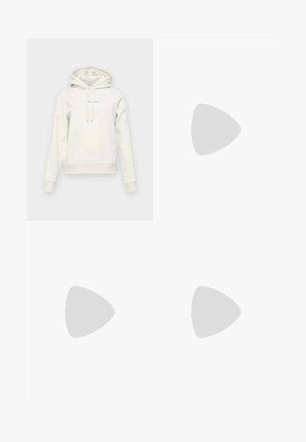Calvin Klein Jeans MONOLOGO REGULAR HOODIE - Džemperis su gobtuvu - ivory; Juodi pritaikyti kelnių modeliai su tiesiomis kojomis, pasižyminčios lygiomis tekstūromis ir ryškiomis klostėmis priekyje. Nėra matomų detalių.; Kreminės blokų kulno šlepetės su plonomis dirželiais ir kvadratiniu pirštu. Lygus medžiaga su minimaliais akcentais, sukurtos lengvam dėvėjimui.; Juodas odinis petinis krepšys su minkšta tekstūra, trikampiu pavidalu ir reguliuojama juosta, derinamas su šviesiai mėlynu dryžuotu marškinėliu ir baltais džinsais.