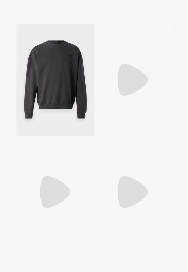 Donkergrijze crewneck sweatshirt gemaakt van zachte stof. Beschikt over ribgebreide boorden en onderkant, met een vaag logo op de voorkant gedrukt.; Lichtblauwe denim jeans met een rechte pasvorm, hoge taille, vijf zakken en sluiting met bovenste knoop. Kenmerkt zich door een vervaagde wassing en contrasterende stiksels.; Witte sneaker met zwarte en grijze accenten, voorzien van een grijze neus met textuur, zwarte rubberen zool en platte witte veters. Schoon ontwerp, minimalistische stijl.; Zwarte stof heuptas met een afgeronde vorm, voorzak met rits en een gladde textuur. Geen zichtbare patronen of accenten. Lichtgewicht ontwerp.