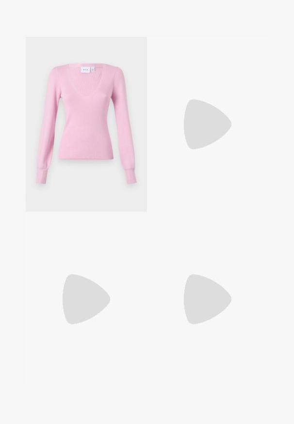 Pulôver de malha canelada rosa com mangas longas e decote em V profundo. Apresenta punhos ajustados e um acabamento texturizado, adequado para uso casual.; Calças largas em tecido azul-marinho escuro com uma textura ribada. Apresenta uma cintura suave e uma silhueta fluida, atingindo o comprimento até metade da panturrilha.; Sandy em verniz preto com salto slingback, ponta afilada e salto geométrico. Apresenta um design elegante e minimalista com textura suave.; Bolsa de couro preta com forma curva, alça destacável e detalhes em dourado. A bolsa possui uma aba com detalhe de fivela.