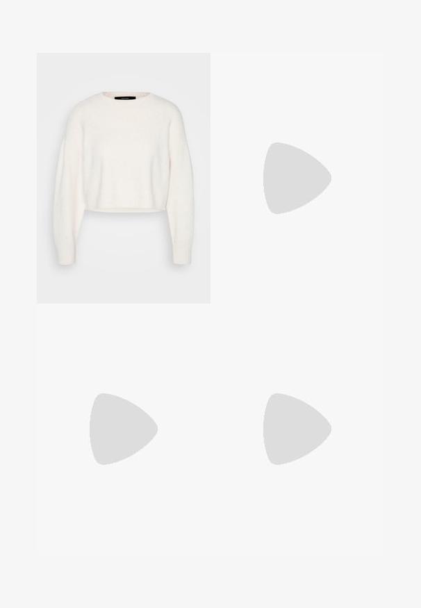 Bijeli skraćeni pulover napravljen od mekanog materijala, s okruglim izrezom i dugačkim, blago prevelikim rukavima s rebrastim manžetama.; Tamne tamno tamno tamno tamno tamno tamno tamno tamno tamno tamno tamno tamno tamno tamno tamno tamno tamno tamno tamano tamno tamno tamno tamno tamno tamno tamno tamno; Smeđi nubuk Mary Jane cipele s crnim lakiranim vrhom, podesivim trakama i niskom blok petom. Glatka tekstura s minimalnim detaljima.; Bijela torba od umjetne kože s gornjim zatvaračem, kratkom ručkom i uklonjivim remenom za crossbody s zlatnim detaljima. Bočni vezni detalj.; Srebrna kružna naušnica s poliranim završetkom, koja ima male zlatne detalje i okrugli oblik, nošena na uhu.