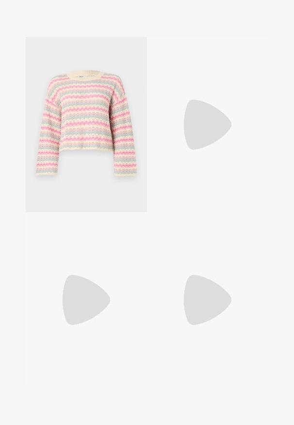 Strickpullover mit verkürztem Design, gerippter Textur und mehrfarbigen Streifen in Rosa, Blau und Cremetönen.; Weit geschnittene Denim-Hosen mit einem Farbverlauf von hellblau zu dunkelblau, hoher Taille, Gürtelschlaufen und einem passenden Stoffgürtel. Strukturierte Denim-Oberfläche.; Schwarze Lackleder Slingback-Absätze mit spitzem Zeh und kleinem Blockabsatz, ausgestattet mit einem silbernen Schnallenakzent am Riemen.; Schwarze Lederhandtasche mit geschwungener Form, abnehmbarem Tragegurt und goldenen Beschlägen. Die Tasche verfügt über einen Deckel mit einer Schnallen-Details.