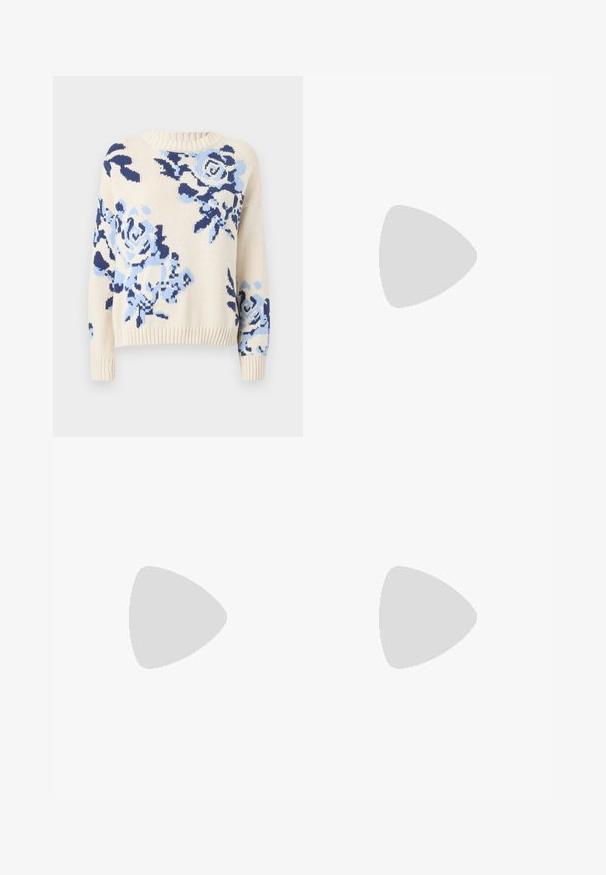 Maglione lavorato a maglia di colore crema con un motivo floreale blu. Collo rotondo, polsini e orlo a costine. Texture morbida con una vestibilità comoda.; T-shirt bianca a maniche corte realizzata in tessuto a costine. Collo rotondo, vestibilità regolare e dettagli di cucitura sottili. Senza motivi o grafiche.; Pantaloni della tuta rosa con vita elastica, caratterizzati da toppe decorative a forma di diamante sul lato sinistro e polsini elastici alle caviglie.; Pantofole da balletto nere in pelle con punta arrotondata, texture liscia, dettagli di cucitura minimi e design con suola flessibile.; Borsa a tracolla in pelle marrone con chiusura a pattina, hardware color oro, tracolla e una finitura liscia. Forma rettangolare compatta.