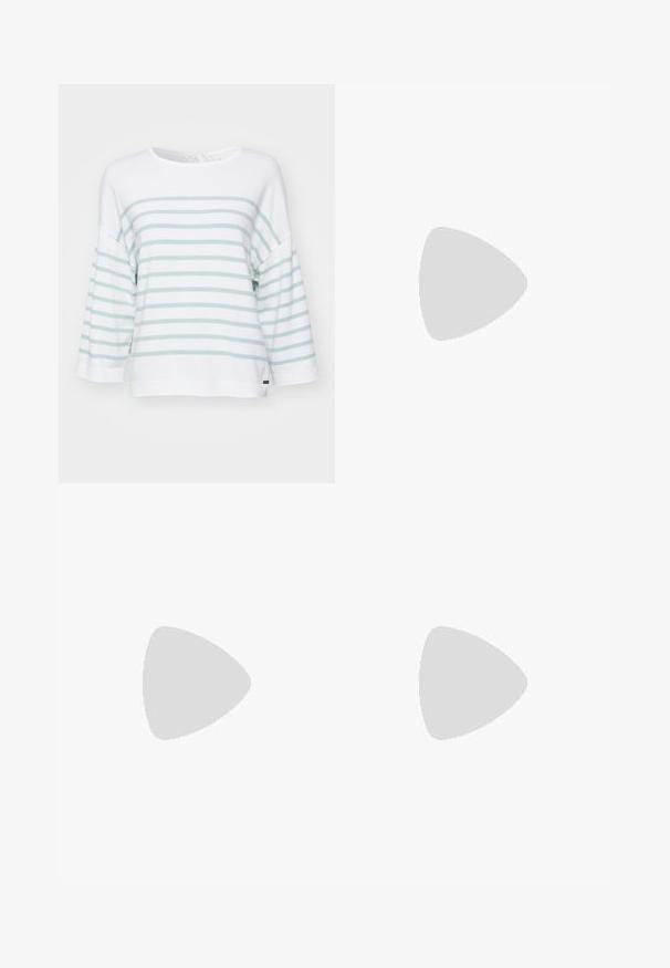 Weißer Pullover mit hellblauen horizontalen Streifen, rundem Ausschnitt und 3/4-langen Ärmeln. Verfügt über einen Bindeschluss auf der Rückseite.; Hellblaue Jeans aus Denim mit hoher Taille, schmaler Passform und Knöchellänge. Verfügt über Fronttaschen, Gürtelschlaufen und einen Metallknopfverschluss.; Hellebeige Lederloafers mit einer gesteppten Vorderseite und einem strukturierten schwarzen Plateauabsatz. Merkmale ein geschwungenes Design und eine leichte Erhöhung.; Silberne Creolen mit einem glatten, abgerundeten Design und einem eleganten, polierten Finish. Sie zeichnen sich durch eine minimalistische Form mit einer leichten Öffnung aus.