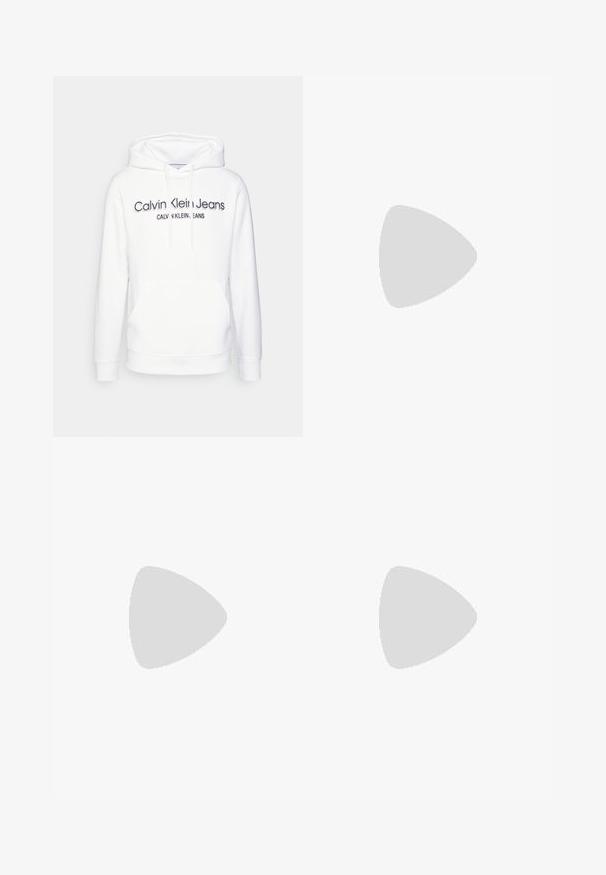 Calvin Klein Jeans MONOCHROME INSTITUTIONAL HOODIE - Camisola - bright white; Calças de fato de treino pretas com um cinto elástico, pernas ajustadas e um pequeno logótipo da Nike em branco no lado esquerdo. Feitas de um tecido macio texturizado.; Sapatilha atlética preta com um cabedal de tecido texturizado, swoosh branco da Nike e sola branca espessa. Apresenta uma alça no calcanhar para facilitar o calçar.; Óculos de sol de plástico preto com lentes verdes, armações quadradas, detalhe prateado na sobrancelha e hastes texturizadas. Marca indicada na parte interna da haste.