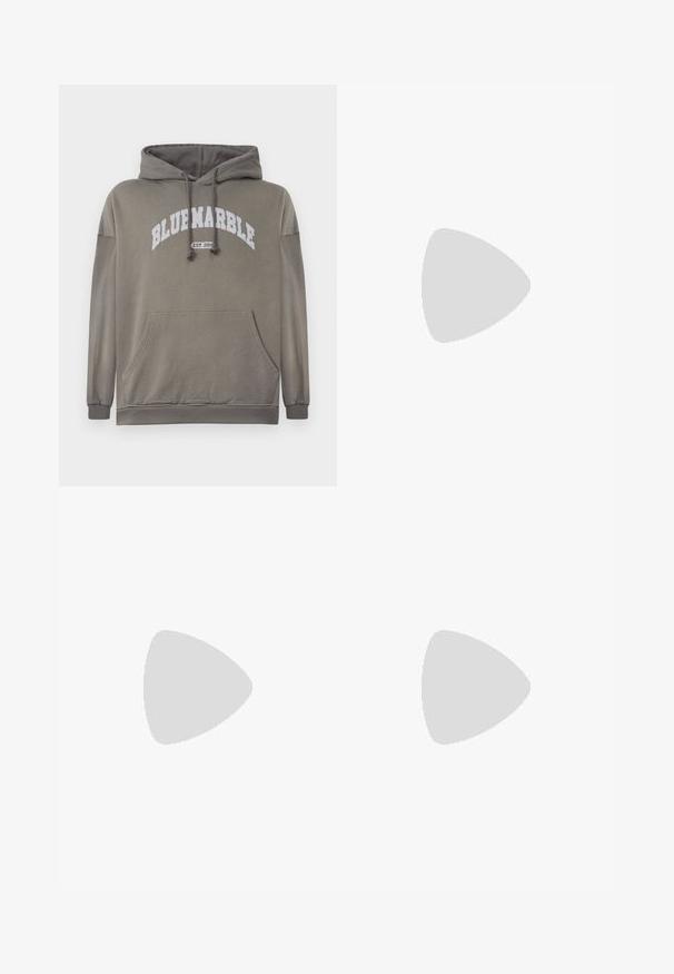 Ελιά καφετί hoodie με μπροστινή τσέπη, κουκούλα με κορδόνι και λευκό γραφικό "BLUEMARBLE EST. 2015". Διαθέτει ριμπ μανσέτες και στρίφωμα.; Μαύρο παντελ�όνι με καμπάνα φτιαγμένο από ύφασμα με μείγμα βαμβακιού, με κλείσιμο με κουμπί, θηλιές ζώνης και λεία υφή χωρίς ορατά σχέδια.; Μαύρο δερμάτινο αθλητικό παπούτσι με στρογγυλή μύτη, χορδές μπροστά, λεία υφή, παχύ καουτσούκ σόλα και αντίθετο καφέ εσωτερικό.; Μαύρη τσάντα αγοραστή φτιαγμένη από υφασμάτινη υφή. Διαθέτει κλείσιμο με καπάκι και δύο κυκλικούς κουμπιά, τσέπη με φερμουάρ και ετικέτα με το όνομα της μάρκας.