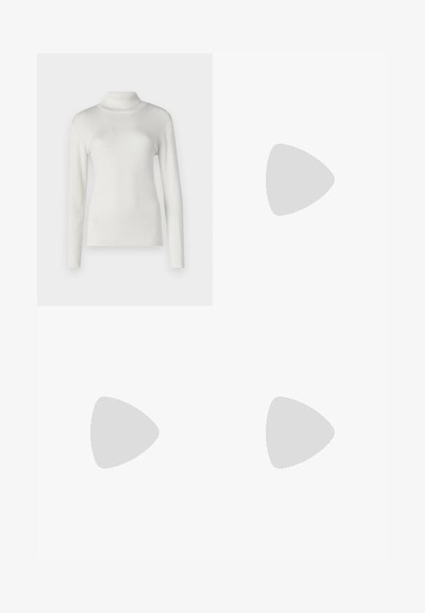 Pull en col roulé blanc à côtes avec des manches longues. Présente un design ajusté et une texture lisse, idéal pour le superposition.; Pantalon noir ajusté avec une coupe droite, présentant une texture lisse et des plis nets sur le devant. Aucune quincaillerie visible.; Talons hauts en cuir noir avec un bout pointu, dotés d'un talon fin et d'un accent en ton or sur la lanière réglable. Texture lisse.; Sac à main en cuir noir avec un design structuré, featuring une forme cropped, une poignée supérieure et des accents en matériel doré. Bandoulière réglable incluse.