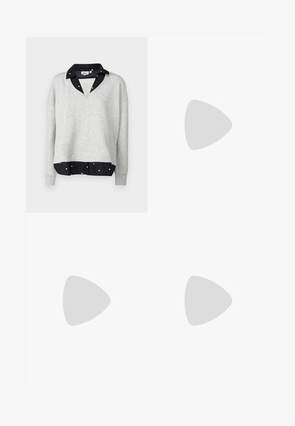 Grå hettegenser med V-hals og lange ermer, med en svart prikkete skjortekant under. Myk tekstur, uformelt design.; Sorte vide bukser med en glat tekstur, der har en flad talje og sidelommer, designet med en minimalistisk æstetik.; Sorte sandaler med stropper, firkantet tå og lav blokk hæl. Har flere tynne stropper og en justerbar ankelstropp. Laget av glatt lær.; Sølv dråpeøreringer med firkantet studs, med en glatt, polert overflate og en tåreformet design som reflekterer lys med en blank overflate.