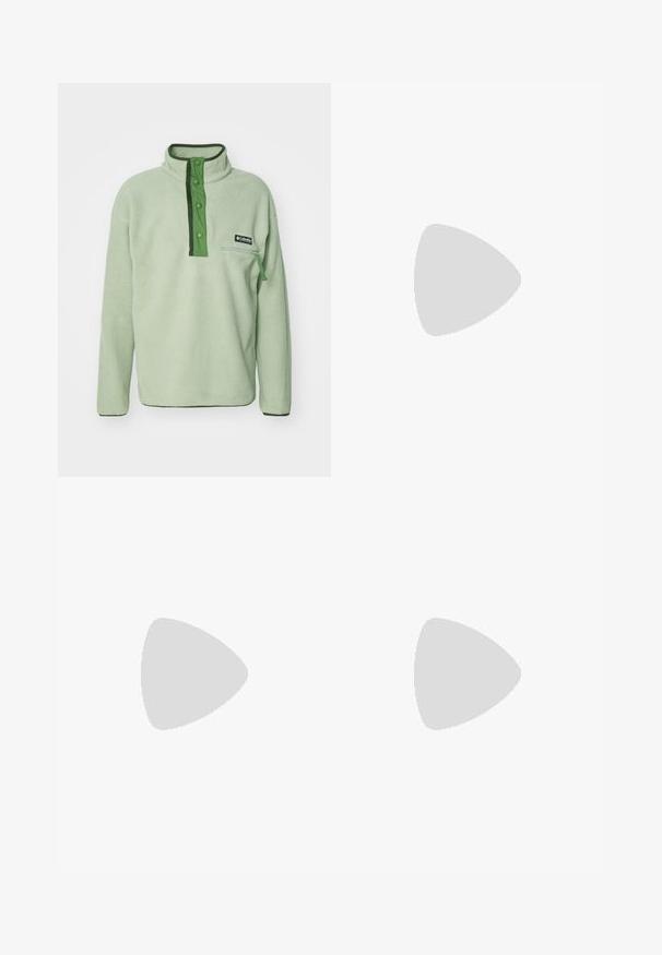 Vihreä fleece-pullover, jossa on korkea kaulus, napitus ja vetoketjullinen rintatasku. Sisältää tummanvihreitä yksityiskohtia ja teksturoitua kangasta.; Kaksi t-paitaa: yksi musta, yksi valkoinen. Molemmissa on lyhyet hihat ja rinnassa erottuva pyöreä logo vastavärissä. Puuvillamateriaali.; Sininen farkkuhousut, joissa on rento istuvuus, korkea vyötärö, viisi taskua ja ompeluaccentit. Varustettu napilla ja vetoketjulla.; Beige ja kreemi värvi sportlikud jalanõud, millel on tekstiilne mesh ülemine osa, toetavad ülekatted ja kummist tald, millel on mustripattern haardeks.