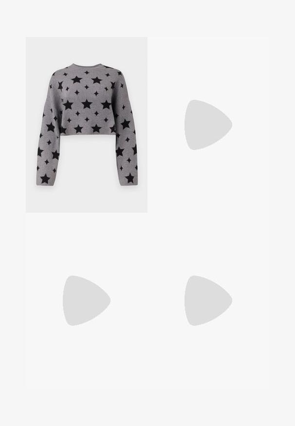 Grau geschnittenen Pullover mit einem Muster aus schwarzen Sternen, langen Ärmeln und einem runden Ausschnitt, aus einem weichen Strickmaterial gefertigt.; Schwarze weit geschnittene Hosen aus einem glatten Stoff, mit hoher Taille, Frontfalten und Seitentaschen. Schlichtes Design ohne Verzierungen.; Schwarze patentierte Sandalen mit Absatz, quadratischer Spitze, Knöchelriemen und silbernen Schnallen. Mit einem stabilen Blockabsatz für mehr Stabilität.; Schwarze Laptoptasche aus Leder mit glatter Textur, rechteckiger Form und zwei langen Griffen. Keine sichtbaren Beschläge oder Verzierungen.