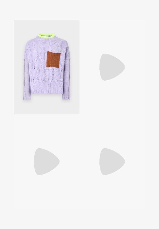 Fliederfarbener Strickpullover mit Zopfmustern, einem leuchtend neongrünen Kragen und einem strukturierten braunen Fleck auf der Vorderseite.; Weite Hosen aus hellviolettem, geripptem Stoff mit vorderer Knopfleiste, zwei Taschen und einem orangefarbenen Akzent am Bund.; Schwarze lacklederne spitze Schuhe mit Blockabsatz und Knöchelriemen, kombiniert mit grauen gerippten Beinstulpen und einem braunen Wildlederrock.; Gelbe perforierte Handtasche mit einer Schnallendetail und verstellbarem Träger, kombiniert mit Jeansshorts und schwarzen High-Heelsandalen mit Schleifen.