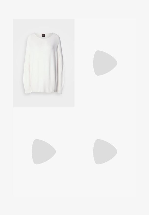Pull blanc à col rond, à manches longues et coupe décontractée. Texture côtelée, léger brillant et étiquette BOSS au dos.; Pantalon noir ajusté avec une coupe droite, présentant une texture lisse et des plis nets sur le devant. Aucune quincaillerie visible.; Talons hauts en cuir noir avec un bout pointu, dotés d'un talon fin et d'un accent en ton or sur la lanière réglable. Texture lisse.; Sac à main en cuir noir avec un design structuré, featuring une forme cropped, une poignée supérieure et des accents en matériel doré. Bandoulière réglable incluse.