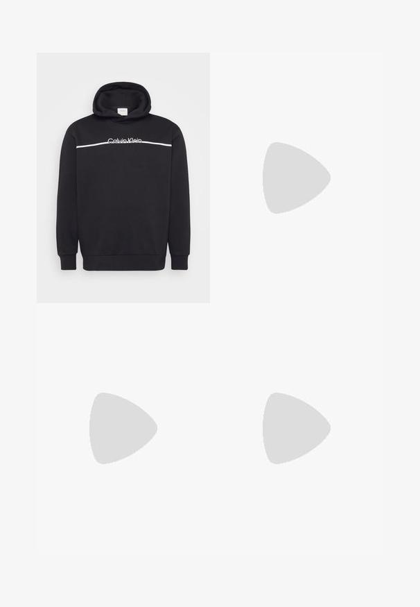 Sudadera negra de mezcla de algodón, con un logo blanco de Calvin Klein y una franja blanca horizontal en el pecho. Capucha ajustable con cordón.; Jeans de mezclilla azul claro con un corte amplio, piernas rectas, diseño de cinco bolsillos y cierre de botón en la cintura. Detalle de costura minimalista.; Zapatillas Lacoste en gris oscuro con material de malla y sintético, que cuentan con una suela texturizada y detalles en marrón en el cuello y la marca.; Riñonera en estampado de tie-dye azul oscuro con cremallera en la parte superior, material texturizado y un detalle de logotipo prominente en la parte frontal.