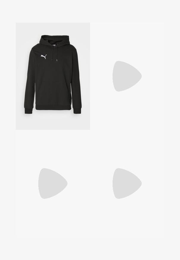 Zwarte hoodie van zacht materiaal, met een voorste kangoeroezak en een witte Puma-logo op de borst. Inclusief een capuchon met trekkoord.; Zwarte broek van duurzaam materiaal, met een rechte pijpdesign, een tailleband met riemlussen en naden voor extra textuur.; Puma sneakers in wit en zwart suède, met een bruine rubberen zool. Gecombineerd met witte sokken met een zwart logo, gedragen met donkere broek.; Gouden ketting met grote onderling verbonden schakels, met een ronde hanger in het midden met een verhoogd embleem.