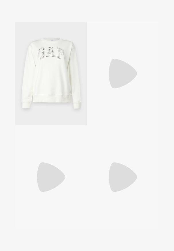 GAP HERITAGE CREW - Melegítőfelső - white; Világoskék farmernadrág, laza fit típussal, megviselt részletekkel, gombos záródással, két gombbal, és egyenes lábakkal.; Fehér bőr edzőcipő perforált orral, texturált talppal és fehér fűzővel, széles vörös nadrággal párosítva, kék és sárga háttérrel.; Arany fülbevalók sima, fényes felülettel. Kör alakú dizájn, amely kis kapoccsal és átlátszó tartozékkal rendelkezik a biztonságos viselés érdekében.