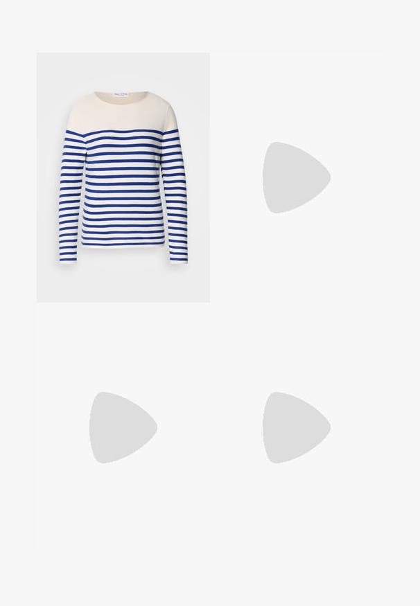 Gestreepte lange mouw top met blauwe en witte horizontale strepen, een ronde halslijn en een zacht breiwerk. Etiket zichtbaar bij de halslijn.; Hoge taille, wijde blauwe denim jeans met een gradient wassing, koperen stiksels, een knoopsluiting aan de voorkant en vijf zakken.; Zachtroze slingback ballerina's met een spitse neus, gemaakt van een glad leerachtig materiaal. Bevat uitsnijdingen aan de zijkanten en heeft een platte hak.; Witte gestructureerde handtas met korte handvatten en een schouderband, voorzien van gouden hardwareaccenten en een textuurmateriaal, tentoongesteld tegen een grijze achtergrond.; Goudkleurige oorbellen met ovaalvormige heldere kristallen omringd door kleinere heldere stenen, met een haakontwerp voor een veilige draagervaring.