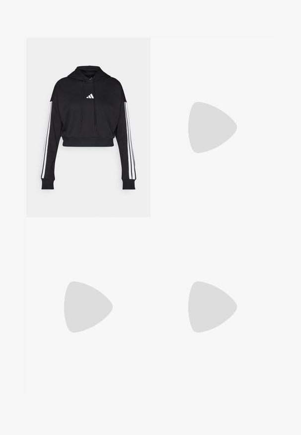 Juodas trumpas hoodie su priekiniais kengūros kišenės, reguliuojamomis raišteliais ir baltais trimis juostelėmis ant rankovių. Pabrėžia logotipas.; Trumpas rankovėmis sportinis marškinėlis, tamsiai pilkas, su perforuota tekstūra. Yra baltas logotipas ir kontrastingos šoninės juostos. Iškirptė suapvalinta.; Juodi šortai, pagaminti iš tamprių medžiagų, su prigludusia forma. Yra platus juodas juosmuo, pažymėtas "TECHFIT", ir baltas logotipas ant kojos.; Juodi sportiniai bateliai su baltais dryžiais, tekstūruota tinklinė viršutinė dalis ir balti padai. Dėvimi su rožiniais leggingais, demonstruojant treniruočių aprangą.