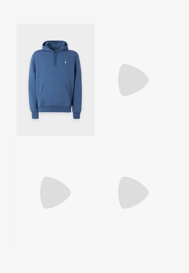 Mėlyna gobtuvas, pagamintas iš minkštos medžiagos, su priekinėmis kišenėmis, raišteliu ir balta logotipų detale ant krūtinės. Yra gumburuoti rankogaliai ir apačia.; Baltas medvilninis polo marškinėlis su dviem mygtukais priekyje, trumpomis rankovėmis ir subtiliu logotipu kairėje krūtinės pusėje. Lygus tekstūras.; Balti chinos iš medvilnės, su lygia priekiu, diržo kilpomis, dviem šoninėmis kišenėmis ir viena užpakaline kišene. Lygus paviršius su tiesiomis kojomis.; Baltos odinės sportbačiai su lygiu paviršiumi, turintys raištelių uždarymą, tamsiai mėlyną logotipą šone ir patvarų guminį padas.