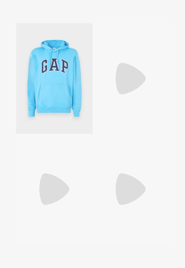 Svetlomodrá mikina vyrobená z mäkkého materiálu, ktorá má klokanie vrecko a kapucňu na sťahovanie. Na prednej strane je logo "GAP" v tučných námorníckych písmenách.; Biely bavlnený tričko s okrúhlym výstrihom, krátkymi rukávmi a potlačeným textovým logom "CORE™ DEPT." na prednej strane. Hladká textura, bežný strih.; Svetlo modré deninové džínsy so strihaním rovného strihu, zásuvnými vreckami na prednej strane, s gombíkovým zapínaním a vyblednutou textúrou.; Čierne kožené topánky so štruktúrovaným povrchom, kontrastnou hnedou gumovou podrážkou a šedými šnúrkami; spárované s modrými džínsami.