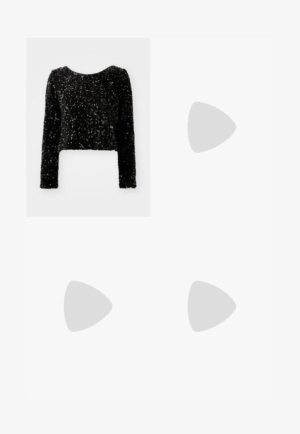 Top preto, de mangas longas e cortado, feito de tecido de lantejoulas, com um decote arredondado e uma superfície texturizada de lantejoulas brilhantes.; Calças de ganga azul claro com um corte de perna reta, cintura alta e fecho de botão na parte da frente. Apresenta cinco bolsos e detalhes de costura mínimos.; Sandalha de salto alto prateada com um design de tira brilhante, apresentando um detalhe semelhante a uma pérola e uma tira de tornozelo espiralada para um ajuste seguro.; Bolsa metálica prateada com uma forma estruturada, apresentando uma alça superior e um detalhe de laço na frente. Textura suave, acabamento reflexivo.