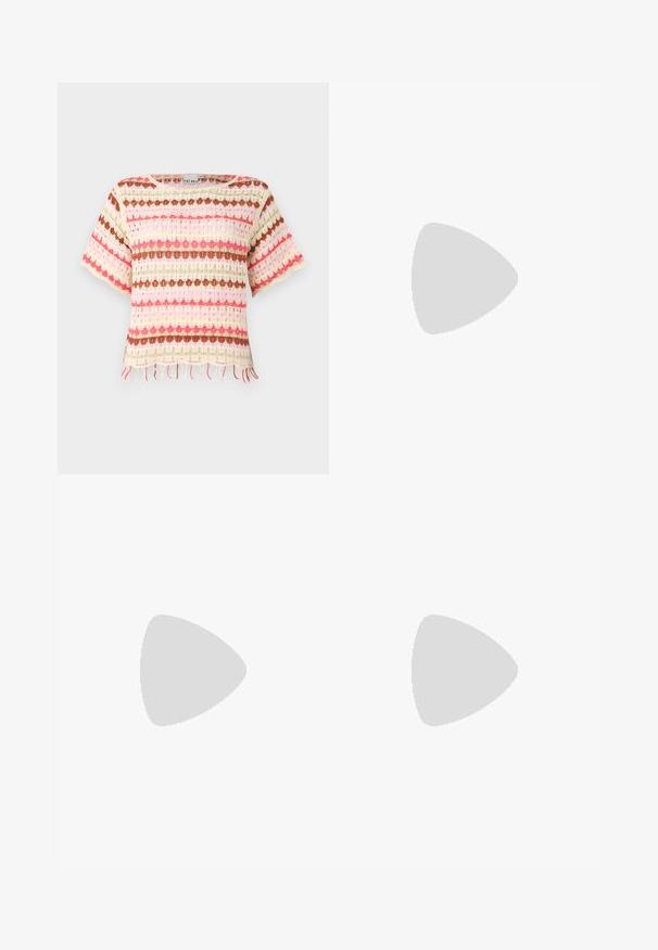 Dzianinowy top z koronką, w kolorowe poziome paski w odcieniach różu, czerwieni, zieleni i brązu. Krótkie rękawy oraz frędzle na dolnym wykończeniu.; Granatowa spódnica z plisami z szerokim paskiem, wykonana z gładkiego materiału. Posiada pionowe plisowania i sięga do połowy łydki.; Czarne lakierowane czółenka na słupku ze spiczastym noskiem, lekko zaokrąglonym wycięciem i obcasem w kształcie bloku. Posiadają złotą klamrę jako akcent dekoracyjny.; Czarna torebka o usztywnionym kształcie, gładkiej fakturze i metalowym zapięciem. Połączona z szerokimi czarnymi spodniami i sandałami na otwartym palcu na drewnianej podłodze.