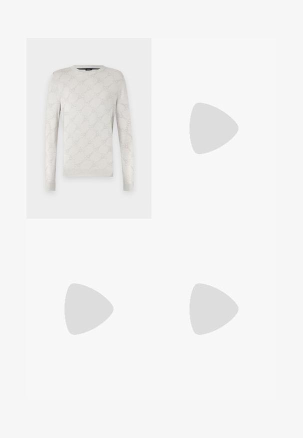 Suéter gris claro con mangas largas, cuello redondo, puños acanalados y un patrón floral sutil por toda la prenda. Elaborado con una tela suave y texturizada.; Pantalones negros ajustados con corte recto, hechos de tejido suave. Presentan trabillas y detalle de pliegue en la parte frontal.; Zapatillas de cuero blanca con un acabado suave, punta redondeada, cordones planos y una suela texturada. Acento de ante gris en el talón.; Gafas de sol de plástico transparente con lentes marrones rectangulares, que cuentan con finas varillas transparentes y acentos metálicos en las patillas.