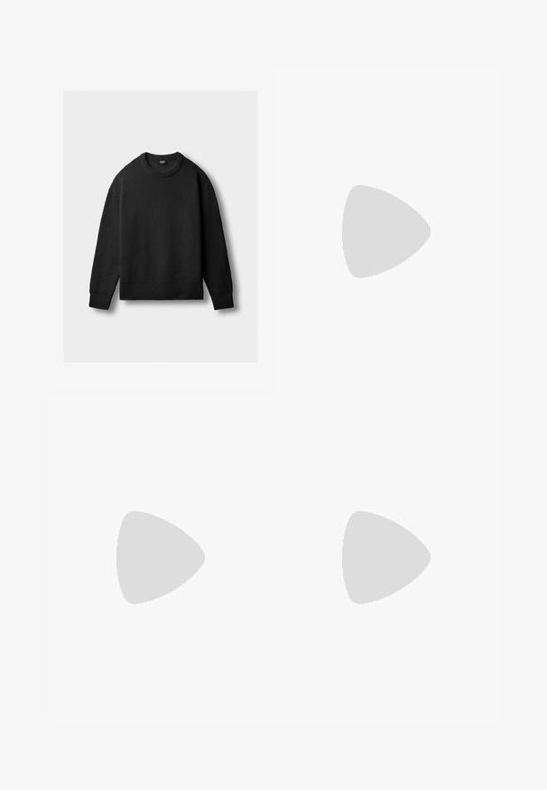 Svart strikket crewneck-genser med lange ermer og ribbestrikkede mansjetter, kant og krage, utstilt flatt på en lys bakgrunn.; Sorte shorts laget av et glatt stoff, med plisserte detaljer foran, beltehemper og skreddersydd design med rette ben over kneet.; Brune lærloafers med en glat finish, der har en subtil syet detalje på overdelen og en sort gummisål.; Sorte skinnhansker med en glatt tekstur, fem fingre og subtile sømdetaljer. Klassisk design, egnet for bruk i kalde værforhold.