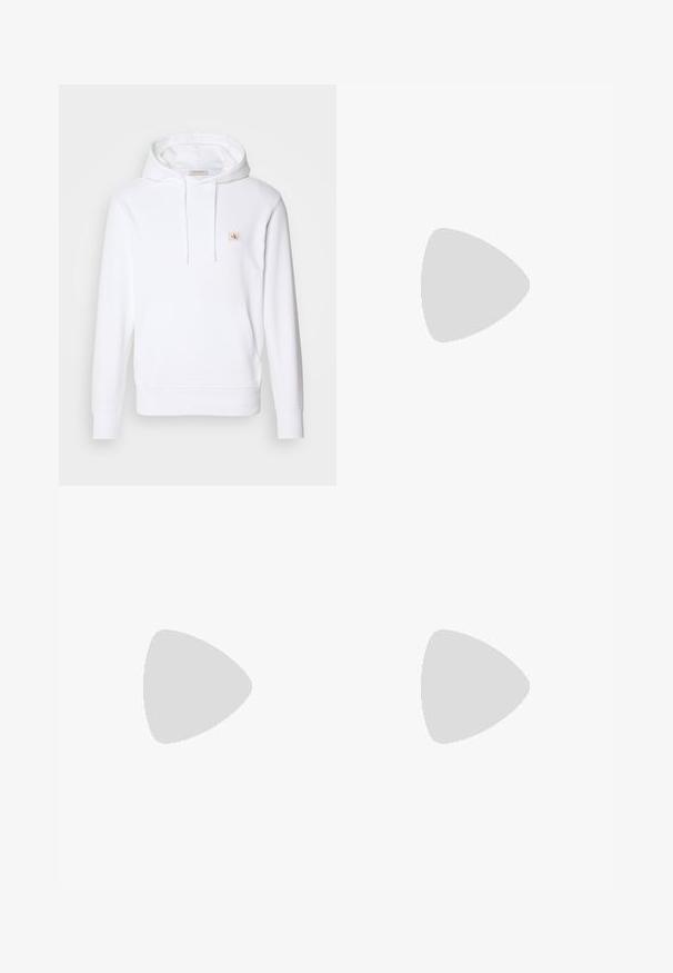 Felpa bianca realizzata in tessuto morbido, con tasca frontale a sacca, cappuccio regolabile con cordino e un piccolo logo sul petto.; T-shirt bianca in cotone con scollo rotondo, maniche corte e logo ricamato "Calvin Klein" al centro del petto. Design semplice.; Jeans a zampa d'elefante in denim blu chiaro con una finitura sbiadita, cinque tasche, passanti per cintura e chiusura con bottone in vita.; Sneaker bianca con materiale in pelle liscia, accento in suede beige a contrasto sul tallone e dettaglio con chiusura a zip sul lato.