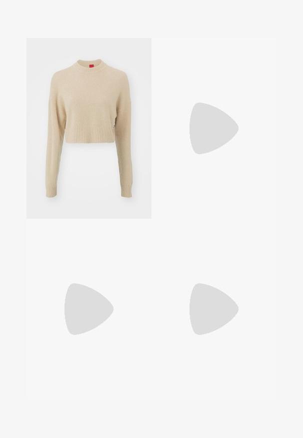 HUGO SELLEN - Maglione - open beige; Pantaloni neri su misura con un design a gamba dritta, caratterizzati da una texture liscia e pieghe ben definite sul davanti. Senza hardware visibile.; Décolleté in pelle eco-patent nera con punta affilata, cinturini alla caviglia regolabili e tacco sottile. Texture liscia con una finitura lucida.; Borsa a mano in pelle nera con un design strutturato, caratterizzata da una forma corta, manico superiore e accessori in metallo dorato. Inclusa tracolla regolabile.