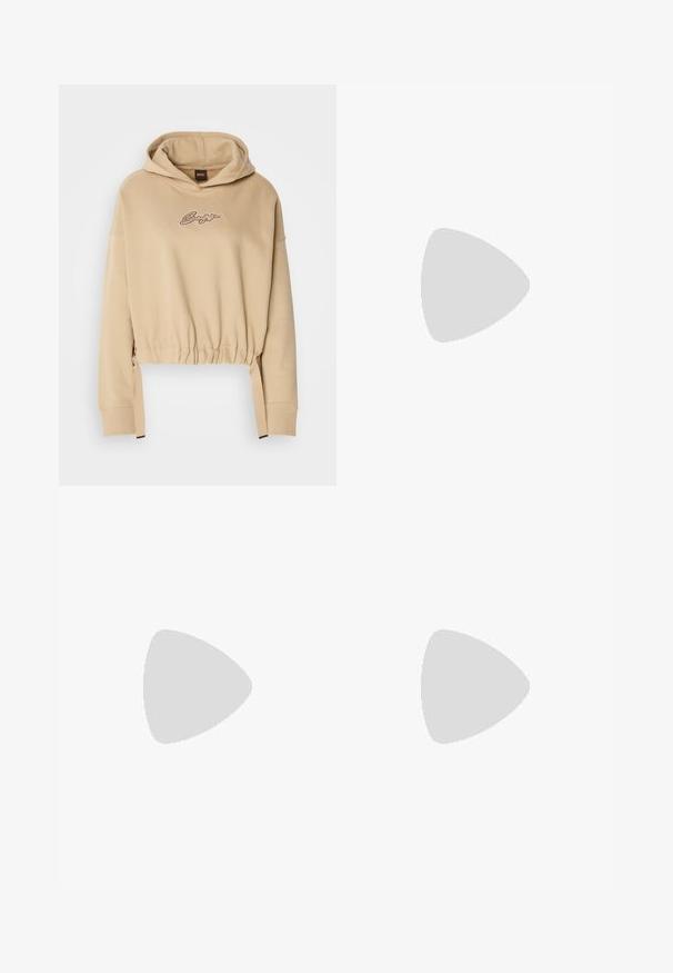 Beige avkortet hettegenser laget av mykt stoff med snor i kanten. Har brodert logo på brystet og elastiske mansjetter.; Vide bukser i lys beige bomull. Har høy midje, frontlommer og rett passform. Renslig søm uten mønstre.; Hvite og beige sneakers med en glatt overdel med semsket skinn-detaljer, en teksturert såle og tonede sømmer. Snøring med logo-detalj.; Sølvmetalløreringer med avrundede former, en polert overflate og subtile graveringer av merket "BOSS" på de nederste delene.
