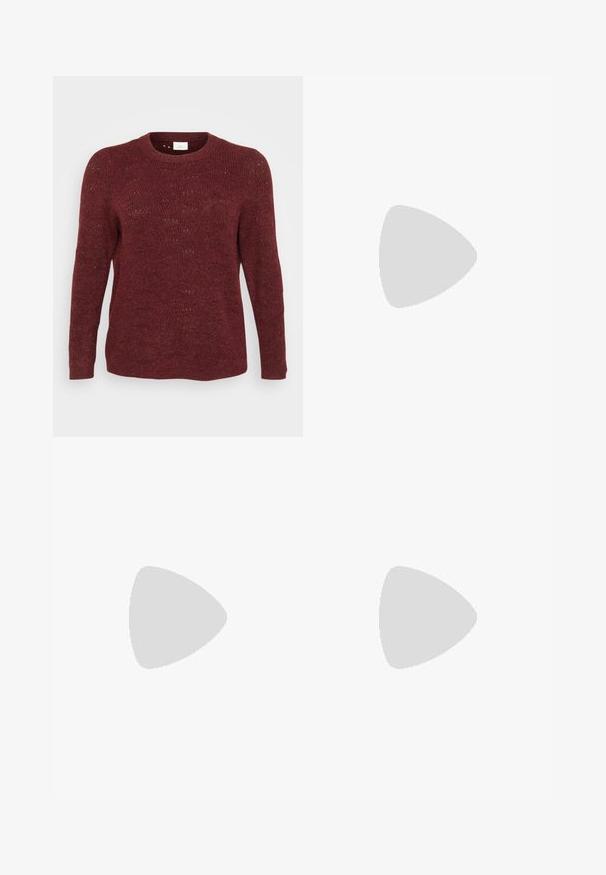 Pulover tricotat burgund cu maneci lungi, gât rotund și textură cu țesătură deschisă, având detalii subtile ale modelului pe toată suprafața.; Jeans cu talie înaltă, albastre închise, cu picioare largi, cu buzunare frontală, bați pentru curea, închidere cu nasture și cusături vizibile, pe un fundal alb.; Sandal cu barete negre, cu vârf pătrat și toc mic de bloc. Prezintă mai multe barete subțiri și o bareta ajustabilă la gleznă. Fabricat din piele netedă.; Geantă de umăr din piele neagră, cu o textură netedă, formă rectangulară și un detaliu din lanț metalic în față. Include curea reglabilă.