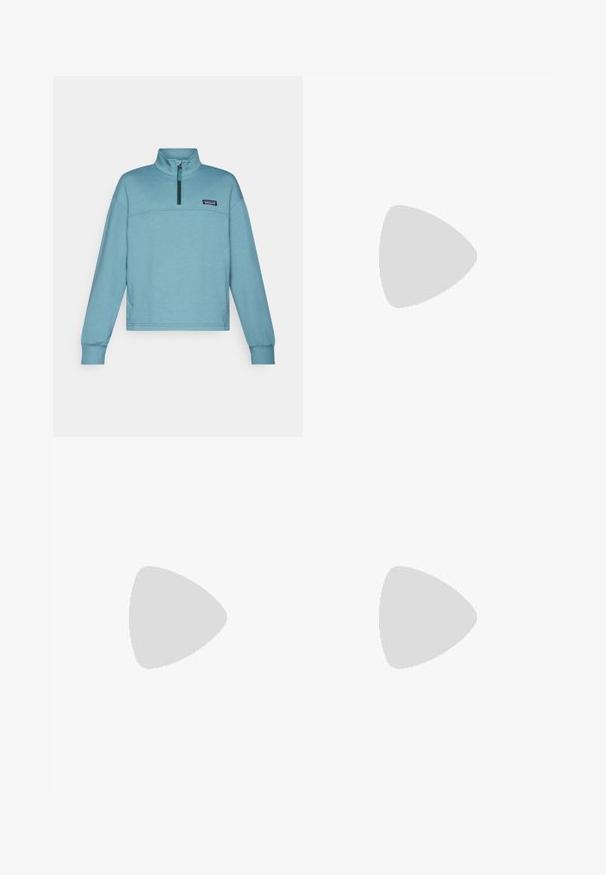 Hellblauer Fleece-Pullover mit hohem Kragen und halbem Reißverschluss. Verfügt über eine horizontale Naht und ein kleines Logo-Patch auf der Brust. Weicher Textur.; Hellgraues kurzärmliges T-Shirt aus weichem Stoff. Mit Rundhalsausschnitt und kleinem marineblauen Logo auf der linken Brust. Lockerer Schnitt.; Marineblaue Hose aus glattem Stoff mit einem vorderen Knopfverschluss, schlankem Schnitt und gefalteten Details an den Knien.; Schwarzer Wanderstiefel mit einem mittelhohen Design, ausgestattet mit einer strukturierten Oberfläche, grauen Akzenten und einer robusten Gummisohle mit Profilstollen.; Schwarzer Columbia Titanium Rucksack mit glatter Stofftextur, Seitentaschen, Oberhandgriff und verstellbaren Trägern. Minimalistisches Design mit dezentem Branding.