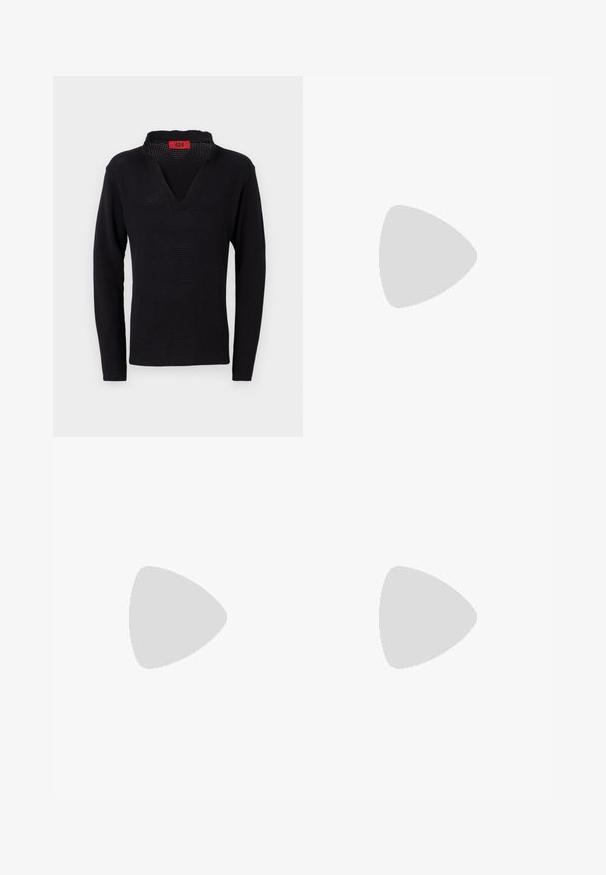 424 LONG SLEEVE THERMAL - Pulover - black; Morske modre krojene hlače, izdelane iz teksturiranega blaga, s visokim pasom, naborki in prilagodljivimi stranskimi pasovi za boljše prileganje.; Bela teniska z gladkim usnjenim zgornjim delom, okroglim nosom, vezalkami, teksturiranimi stranskimi poudarki in debelim gumijastim podplatom. Minimalističen dizajn.; Črna usnjena aktovka z dvema zgornjima ročajema, sprednjo žepno in odstranljivim trakom, ki na dnu vsebuje diskretno blagovno oznako.