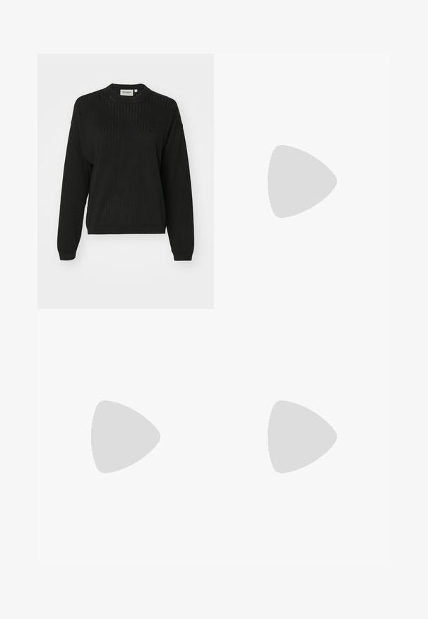 Carhartt WIP NORLINA - Džemperis - black; Juodi platūs džinsai, pagaminti iš džinsinio audinio, su kontrastingomis baltomis siūlėmis ir priekiniais mygtukais, turintys du kampinius priekinio kišenes.; Rožinės zomšinės sportbačiai su žaliomis juostelėmis, baltais akcentais ir ruda guma. Yra tekstūruota medžiaga ir logo detalės ant šono.; Sidabro grandinėle su lygaus, apvalaus plokščio žiedo dizainu. Pasirūpinta blizgia apdaila, ilgio apie 20 colių.