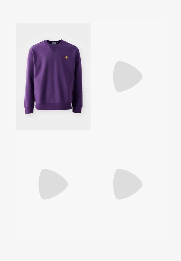 O sweatshirt de gola redonda roxo apresenta uma textura suave, punhos canelados e um pequeno logótipo bordado em amarelo e bordô no peito.; Camisa de manga curta em padrão xadrez preto e branco, com colarinho abotoado, bolso frontal e um pequeno rótulo no peito.; Calças cargo pretas com um design de perna reta, feitas de um tecido durável, apresentando bolsos laterais e um logotipo em patch no lado esquerdo.; Botim de tornozelo em camurça bege com colarinho acolchoado preto, ilhós de metal dourado, detalhes de costura branca e sola de borracha robusta com sulcos pronunciados.