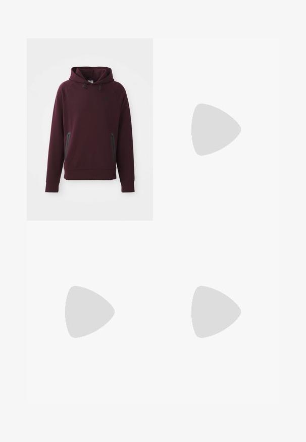 Mörkröd huvtröja i mjukt material med en kenguruficka och sidodragkedjor samt svarta detaljer. Ribbad mudd vid ärmar och nederkant.; Svarta, elastiska sweatpants med lös passform, mudd vid anklarna, slät textur och utan synliga mönster eller detaljer i metall.; Vita Nike Air Max 90 sneakers med en ovandel i mesh och läder, perforerad tåbox och en synlig luftenhet i hälen.; Svarta solglasögon med matt yta, rektangulära linser, lätt kurva vid skalmarna, diskret logotypdetalj och rökfärgade linser.