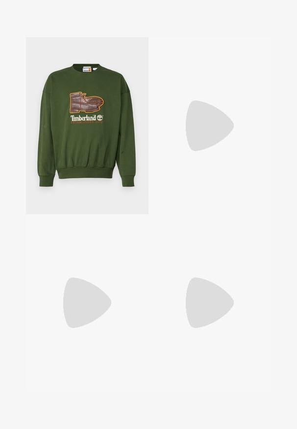 Timberland NEW BOX FIT BADGE CREW NECK - Sweatshirt - black forest green; Pantalons cargo noirs avec une coupe droite, fabriqués en tissu durable, dotés de poches latérales et d'un logo en patch sur le côté gauche.; Baskets en cuir blanc avec perforations, à bout rond, semelle plate et lacets épais, arborant un logo swoosh visible et "AIR" sur le talon.; Sac bandoulière noir avec un compartiment principal zippé, une poche frontale, une sangle ajustable et un patch logo visible sur le rabat.