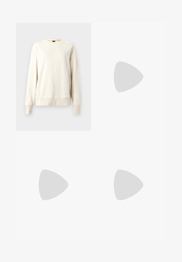 Krémový sweatshirt s kulatým výstřihem, ribbenými manžetami a lemem, vyrobený z měkké tkaniny, s jemným logem na hrudi.; Čierne krajčírské nohavice so strihom rovného nohu, s hladkou textúrou a ostrými skladmi pozdĺž prednej časti. Žiadne viditeľné hardvér.; Béžové sandále na blokovom podpätku s tenkými pásikmi a štvorcovou špičkou. Hladký materiál s minimálnym detailovaním, navrhnuté pre ľahké nosenie.; Čierna kožená kabelka so štruktúrovaným dizajnom, s krátkym tvarom, hornou rúčkou a zlatými prvkami. Súčasťou je nastaviteľný ramenný popruh.