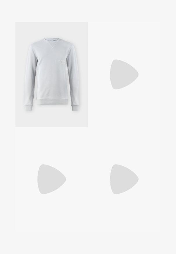 Hellgrauer Sweatshirt, Baumwollmischung, Rundhalsausschnitt, gerippte Details an Kragen und Bündchen, mit gesticktem Text "SAN BERNARD CALIF." auf der Vorderseite.; Helle blaue Jeans mit geradem Bein, sichtbaren Nähten und zwei großen Fronttaschen. Der Stoff hat eine ausgewaschene Textur.; Beige Wildleder-Slipper mit einem Korkfußbett, runder Zehenpartie und einem einfachen Riemen mit einer goldfarbigen Schnalle. Gummi-Sohle für besseren Halt.; Schwarze Lederhandschuhe mit glatter Textur, fünf Fingern und dezenten Nähdetails. Klassisches Design, geeignet für den Einsatz bei kaltem Wetter.
