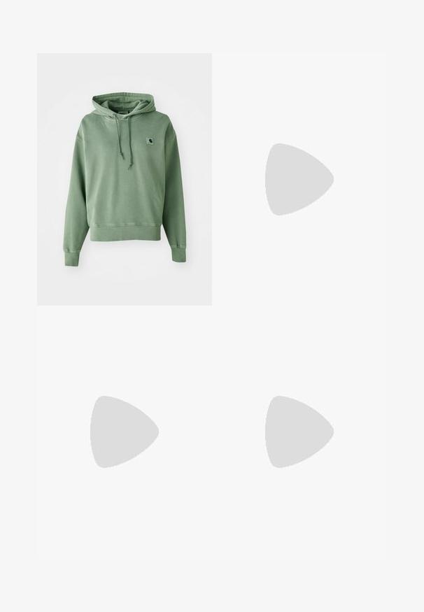 Sudadera de algodón verde con un bolsillo canguro, capucha con cordón, puños acanalados y un pequeño logo en el pecho. Textura suave, corte relajado.; Top blanco de manga larga y sin hombros, confeccionado en material acanalado. Diseño ajustado con una textura suave y dobladillo recto.; Falda midi de mezclilla en azul claro, con rayas laterales, una cinturilla ajustada y bolsillos frontales. La textura desgastada añade detalle.; Zapatillas de ante gris claro con acentos de cuero blanco, tres franjas blancas y una suela de goma marrón, que cuentan con un cuello acolchado para mayor comodidad.