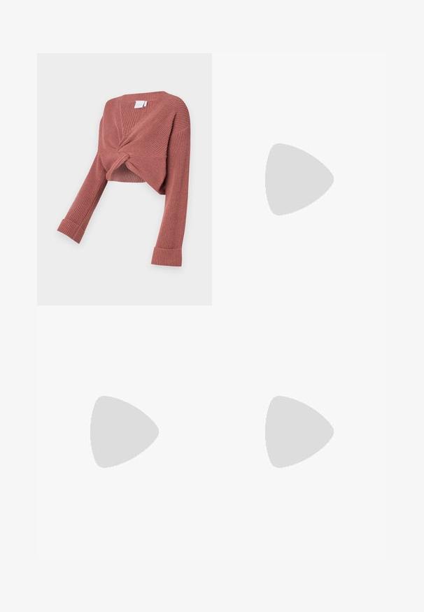 Strikket crop topp i støvet rose, med vridd front, lange ermer og ribbestrikkede mansjetter, laget av et mykt, teksturert stoff.; Graviditetsjeans med ben i blå denim og et svart elastisk magepanel designet for å støtte og dekke en voksende buk.; Hvit sneaker laget av glatt syntetisk materiale, med avrundet tå, snøredesign, flat såle og subtil perforering.; Brun lær tote bag med dobbelthåndtak, har kontraststing og en romslig design, egnet for daglig bruk.