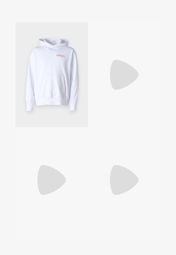 Levi's® THE AUTHENTIC HOODIE - Kapucni - white; Öt hosszú ujjú póló egymás mellett: türkiz, fekete, fehér, sötétszürke és tengerészkék. Puha anyag, kerek nyakkivágású kialakítás és standard fit.; Világoskék farmernadrág egyenes szárú kivitelben, közepes derékkal, öt zsebbel, gombos és cipzáros záródással.; Fehér bőr sportcipő szürke kiegészítőkkel, perforált orr résszel, lapos fűzőkkel és mintás talppal. New Balance logó az oldalon.