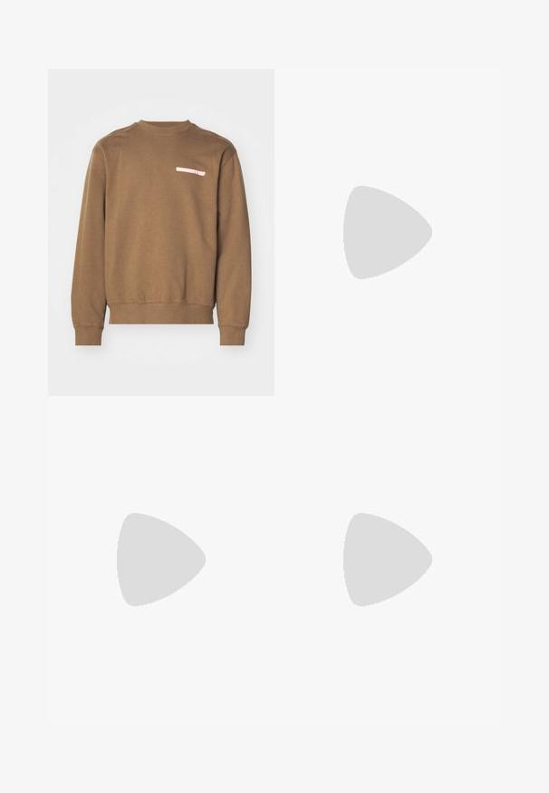Sudadera marrón con cuello redondo, puños y dobladillo acanalados. Presenta un pequeño detalle del logo en color rosa en la zona del pecho. Textura de tela suave.; Camisetas de algodón blancas, de manga corta, con diseño de cuello redondo, textura lisa, apiladas en una fila, con un sutil logo en el cuello.; Pantalones de chándal marrones con cinturilla elástica; cuenta con dos franjas laterales blancas y un logo en el muslo izquierdo; fabricados en un tejido suave y con un diseño de pierna ajustada.; Zapatillas de cuero blancas con puntera de ante gris, tres franjas horizontales blancas, acento azul y suela de goma marrón. Detalle texturizado en la suela.