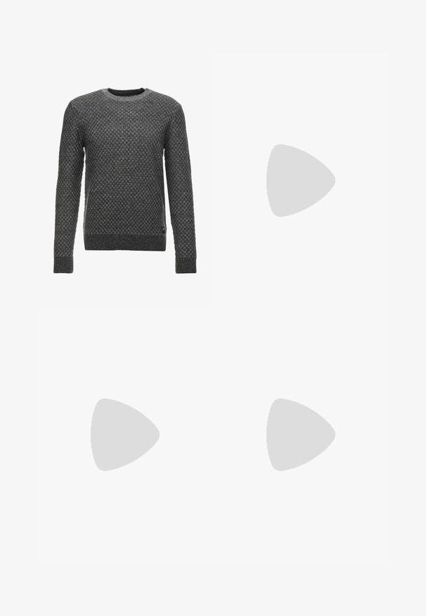 Grijze gebreide trui met een textuurpatroon, ronde hals en lange mouwen. Heeft een geribbelde zoom en boorden.; Zwarte denim wide-leg jeans met een hoge taille, met voorzakken, een ritssluiting en een knoopsluiting. Soepele textuur en klassiek ontwerp.; Zwarte New Balance sneakers zijn gemaakt van een mix van mesh en suede materialen, hebben een gestructureerde zwarte zool en een opvallend logo aan de zijkant.; Zilveren analoge horloge met een achthoekige kast, grijze wijzerplaat, zilveren uurmarkers en een bracelet van roestvrij staal. Minimalistisch ontwerp met een gladde textuur.